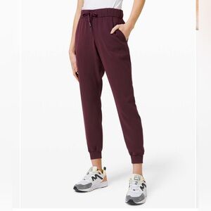 Lululemon On the Fly Jogger *Woven Cassis burgundy size 8